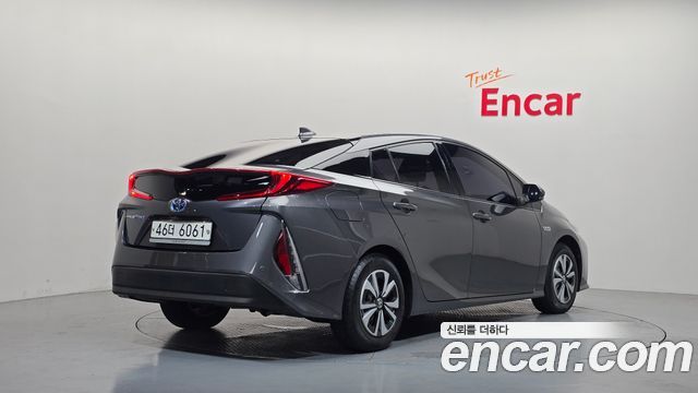 Toyota Prius 2017 — photo 2