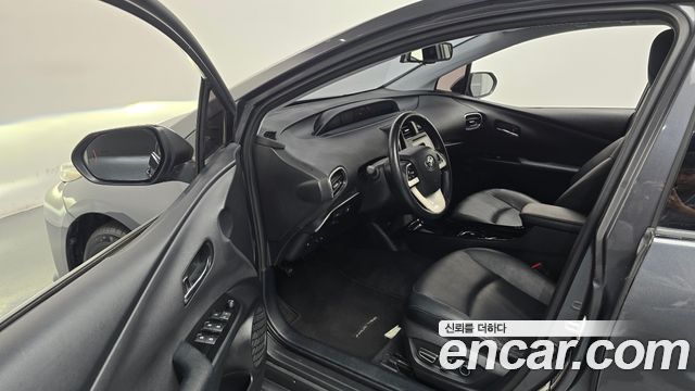 Toyota Prius 2017 — photo 10