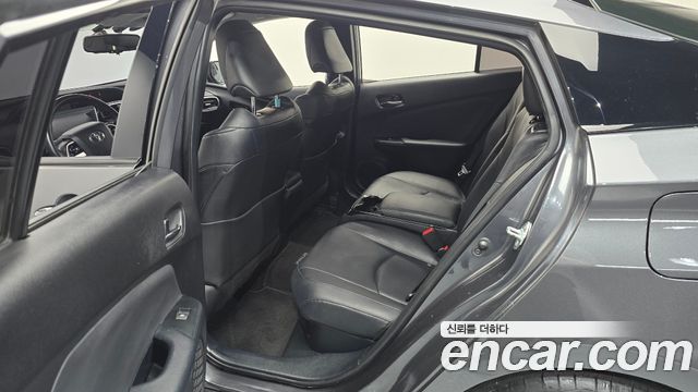 Toyota Prius 2017 — photo 11
