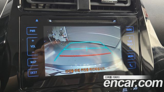 Toyota Prius 2017 — photo 16