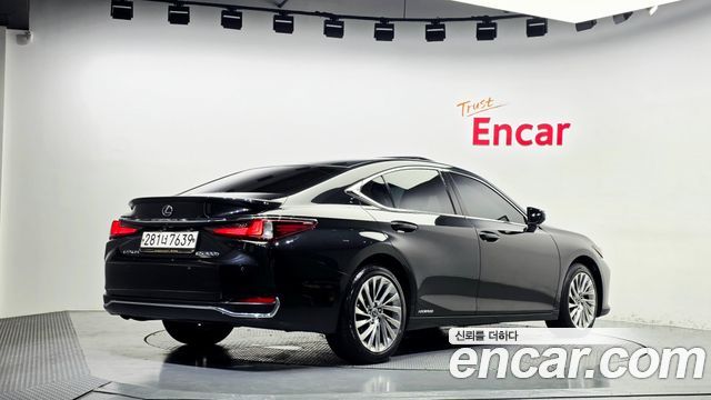 Lexus ES 2021 — photo 2