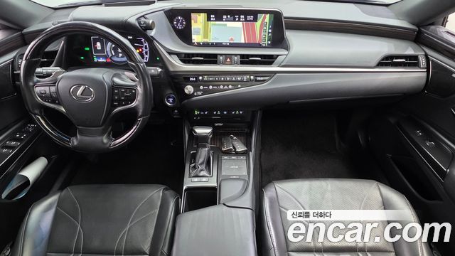 Lexus ES 2021 — photo 10