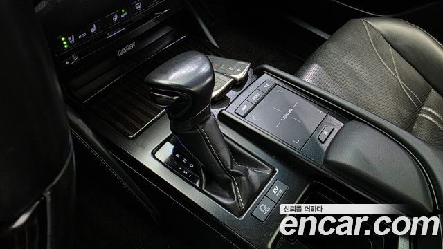 Lexus ES 2021 — photo 12