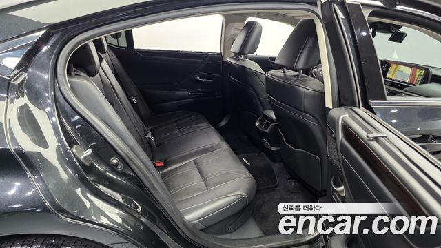 Lexus ES 2021 — photo 17