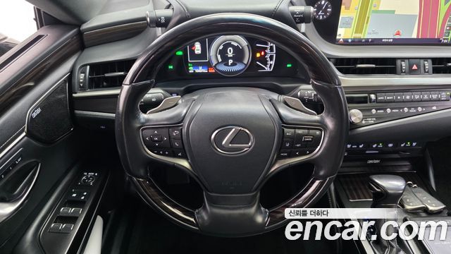 Lexus ES 2021 — photo 19