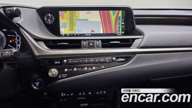 Lexus ES 2021 — photo 20