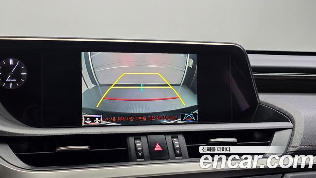 Lexus ES 2021 — photo 21