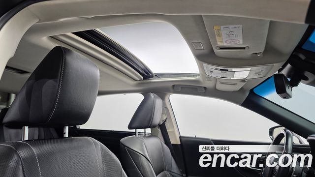 Lexus ES 2021 — photo 26