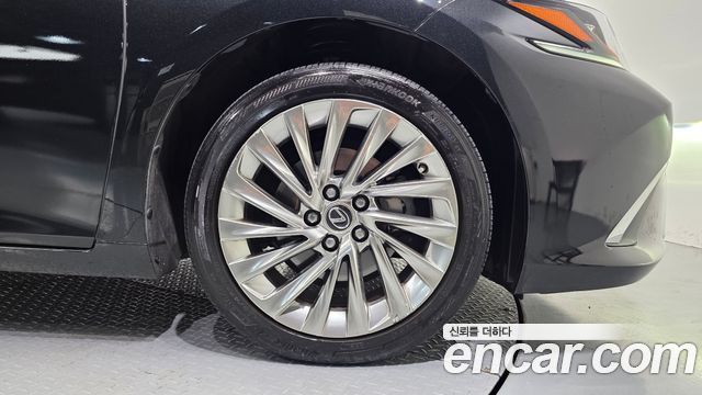 Lexus ES 2021 — photo 7
