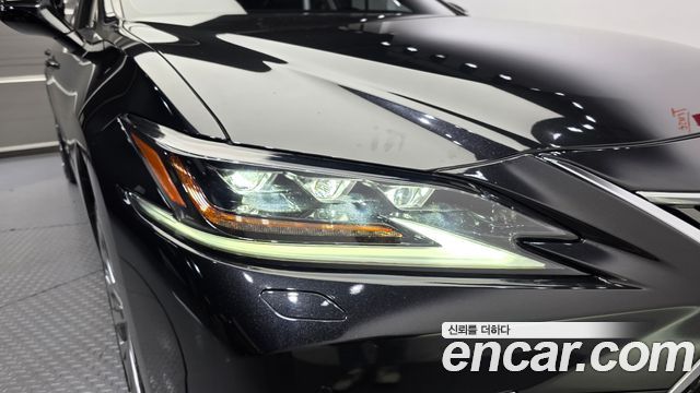 Lexus ES 2021 — photo 8