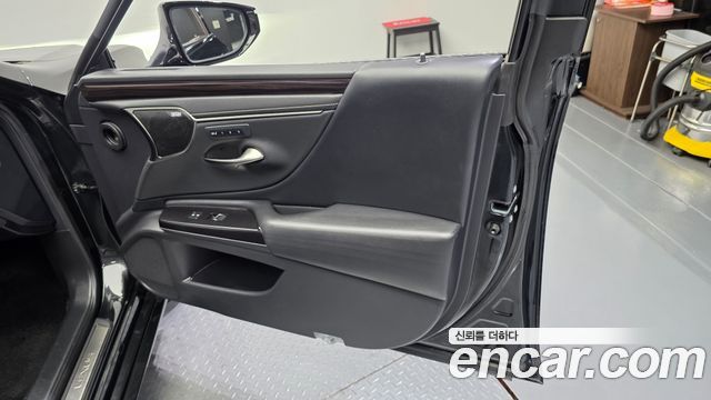 Lexus ES 2021 — photo 14