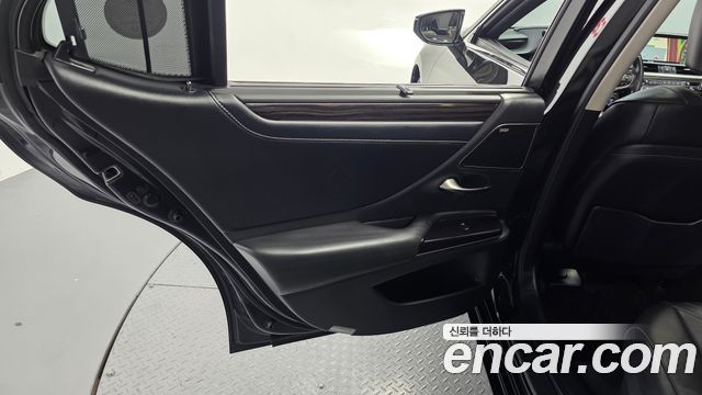 Lexus ES 2021 — photo 15