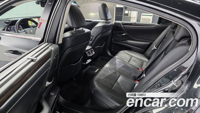 Lexus ES 2021 — photo 16