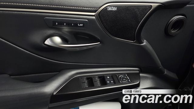 Lexus ES 2021 — photo 28