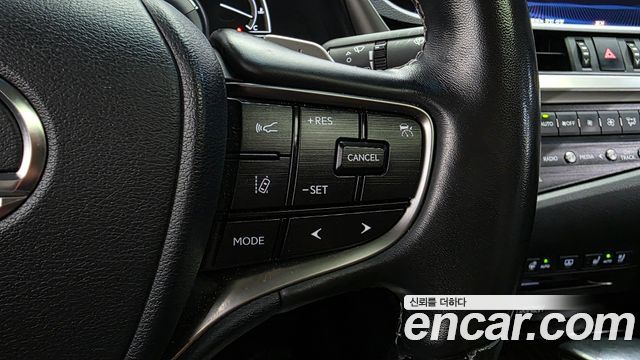 Lexus ES 2021 — photo 36