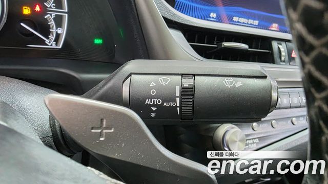 Lexus ES 2021 — photo 38