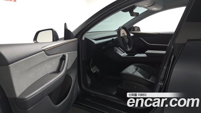 Tesla Model Y 2025 — photo 13