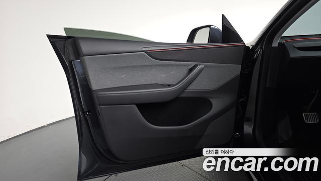 Tesla Model Y 2025 — photo 14