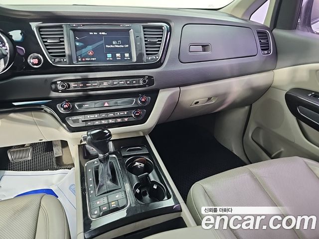 Kia Canival 2016 — photo 10