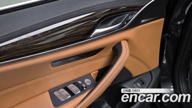 BMW 5-Series 2021 — photo 16