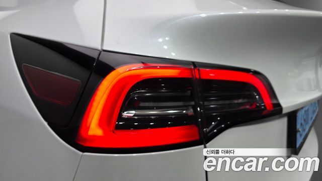 Tesla Model Y 2024 — photo 9