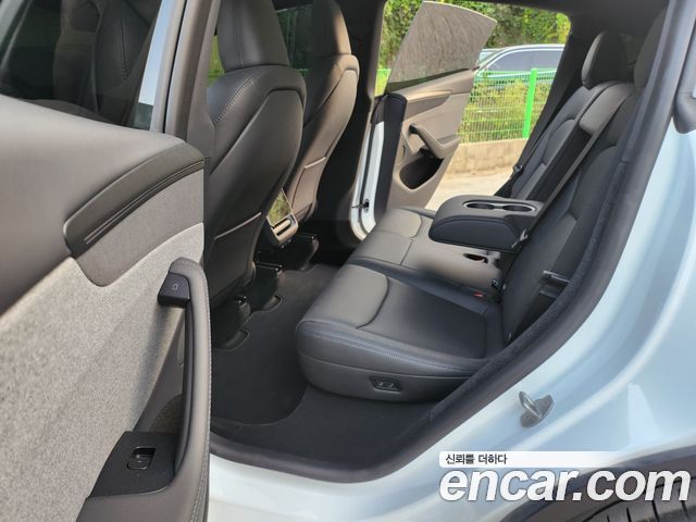 Tesla Model Y 2026 — photo 8
