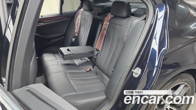BMW 5-Series 2023 — photo 18