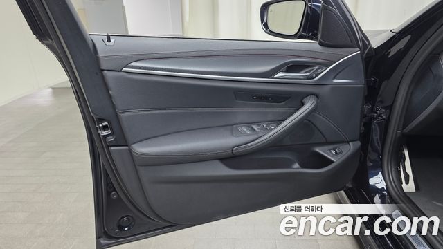 BMW 5-Series 2023 — photo 14