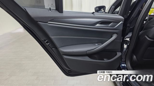 BMW 5-Series 2023 — photo 15