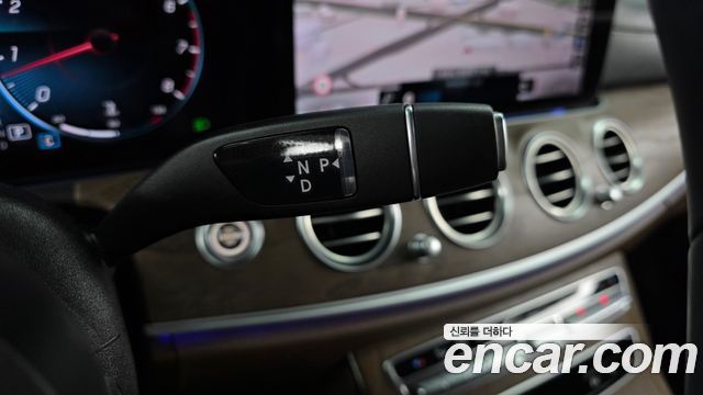 Mercedes-Benz E-Class 2022 — photo 12