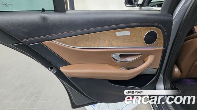 Mercedes-Benz E-Class 2022 — photo 15