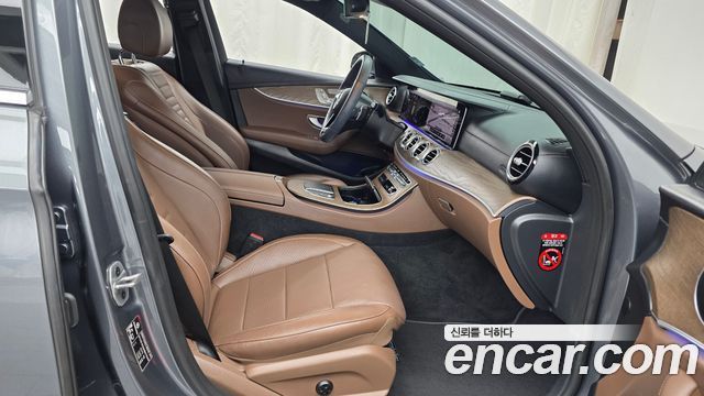Mercedes-Benz E-Class 2022 — photo 16