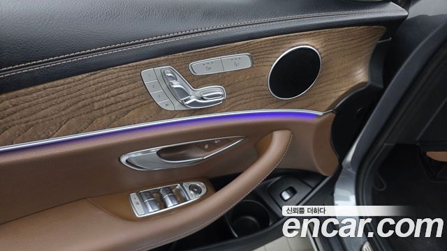 Mercedes-Benz E-Class 2022 — photo 30