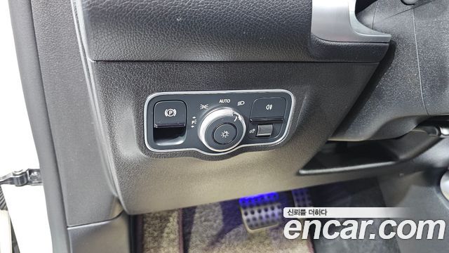 Mercedes-Benz GLB-Class 2021 — photo 24