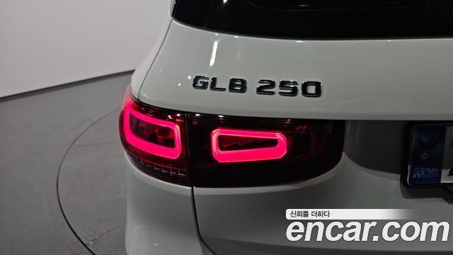 Mercedes-Benz GLB-Class 2021 — photo 9