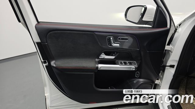 Mercedes-Benz GLB-Class 2021 — photo 14
