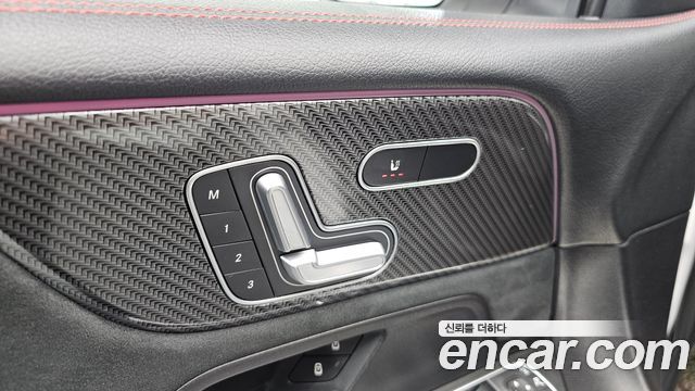 Mercedes-Benz GLB-Class 2021 — photo 28