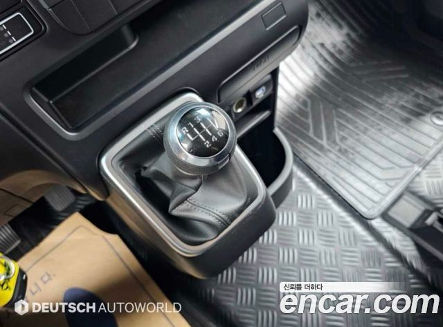Hyundai Staria 2025 — photo 9