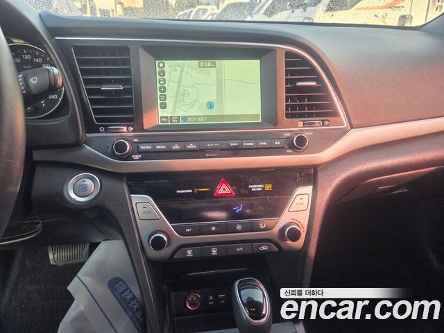 Hyundai AVANTE 2016 — photo 11