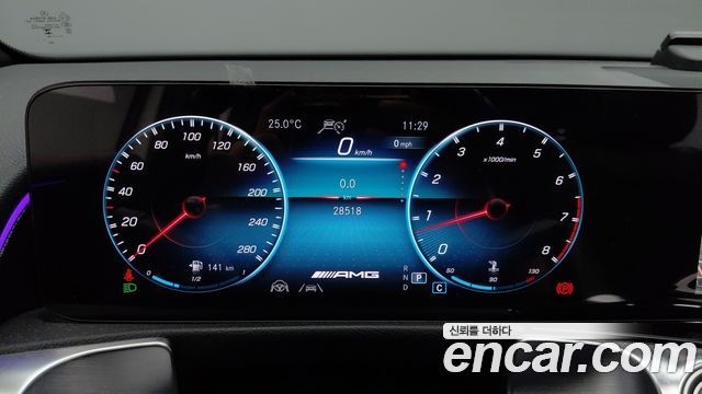 Mercedes-Benz GLB-Class 2023 — photo 12