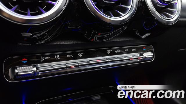 Mercedes-Benz GLB-Class 2023 — photo 16