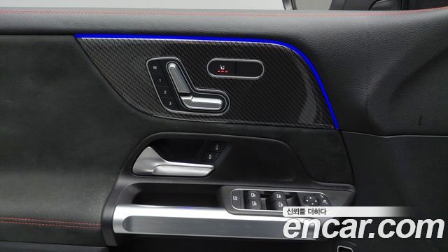 Mercedes-Benz GLB-Class 2023 — photo 17