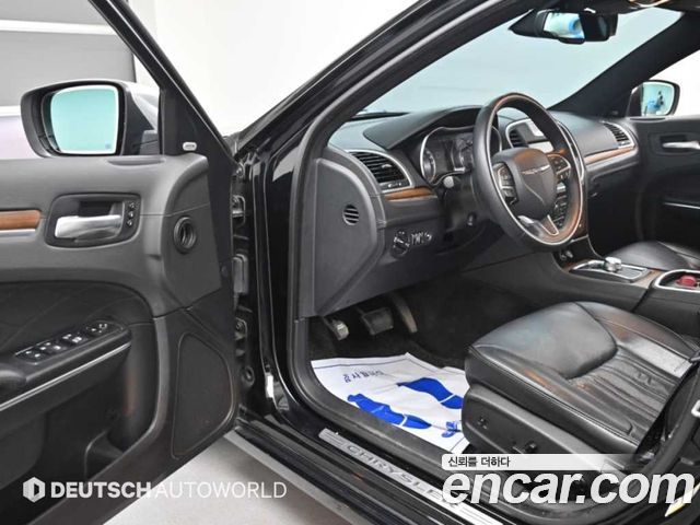 Chrysler 300C 2016 — photo 11