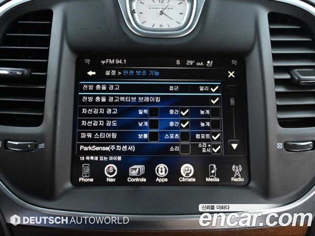 Chrysler 300C 2016 — photo 17