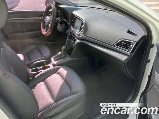 Hyundai AVANTE 2018 — photo 16