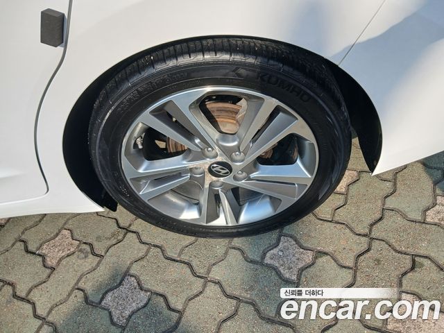 Hyundai AVANTE 2018 — photo 17