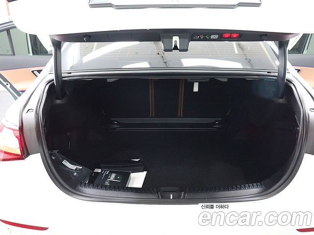 Mercedes-Benz E-Class 2025 — photo 15