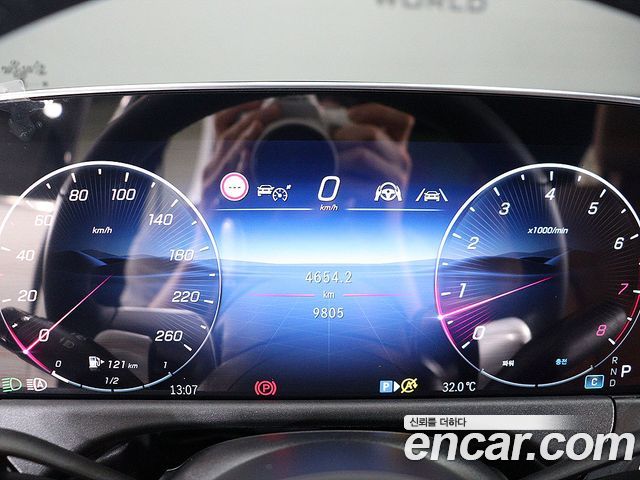 Mercedes-Benz E-Class 2025 — photo 17