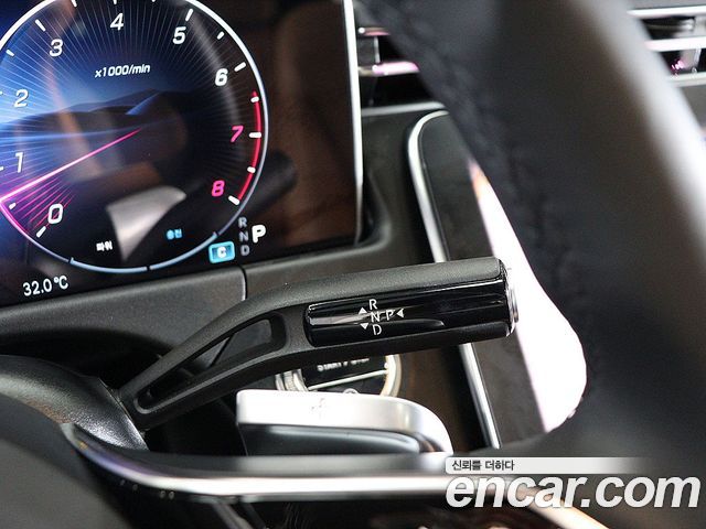 Mercedes-Benz E-Class 2025 — photo 18