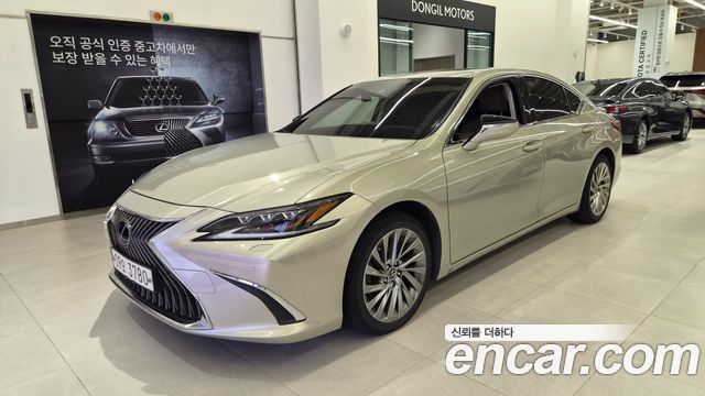 Lexus ES 2019 — photo 1